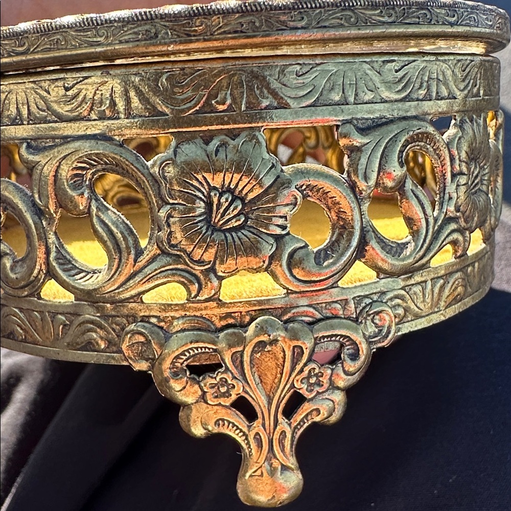 Vintage Ormolu Filigree Jewelry box - Picture 10 of 10